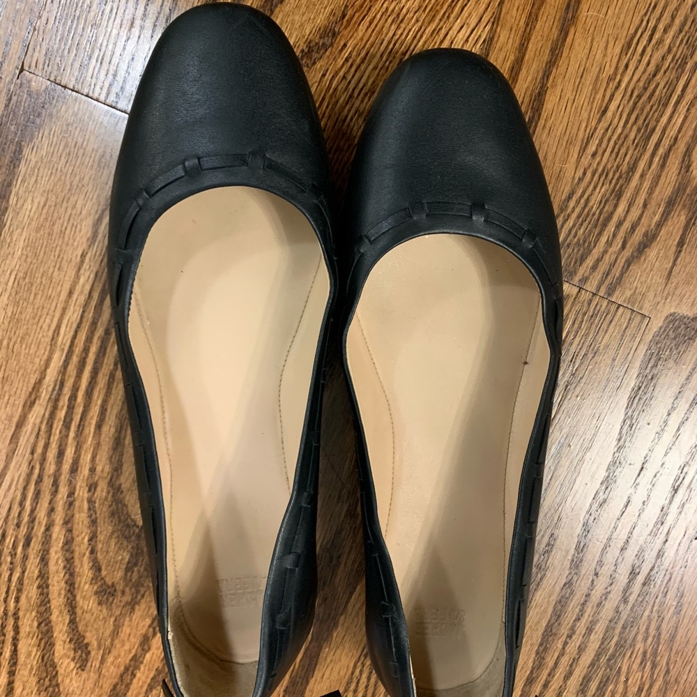 All-leather black flats with bow